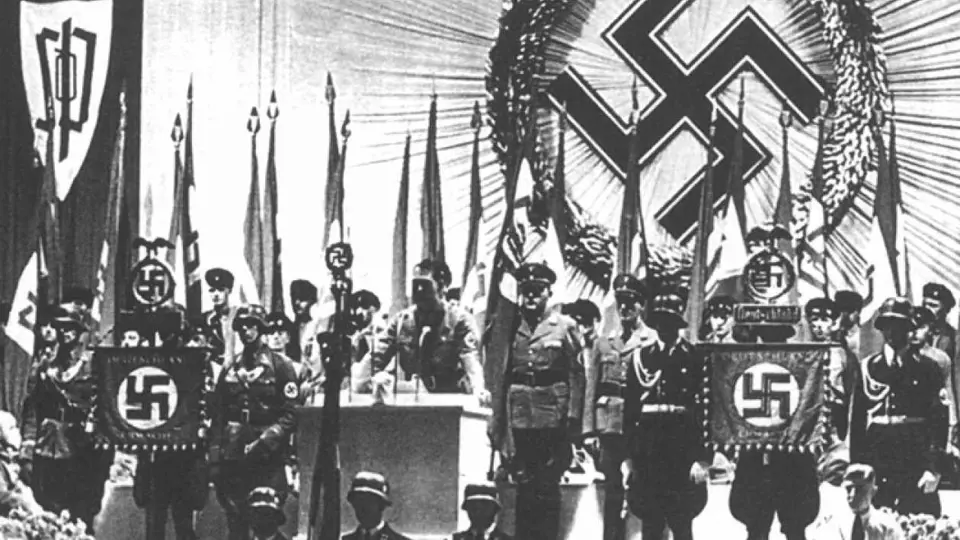 Hitlerův náměstek Rudolf Hess přijímá na libereckém výstavišti vlajku od Konrada Henleina