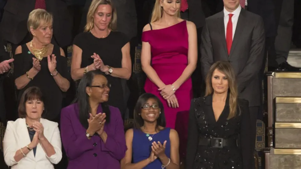 První dáma USA Melania Trumpová (vpravo) dole a dcera amerického prezidenta Ivanka Trumpová (v růžovém) během prvního projevu Donalda Trumpa před Kongresem.