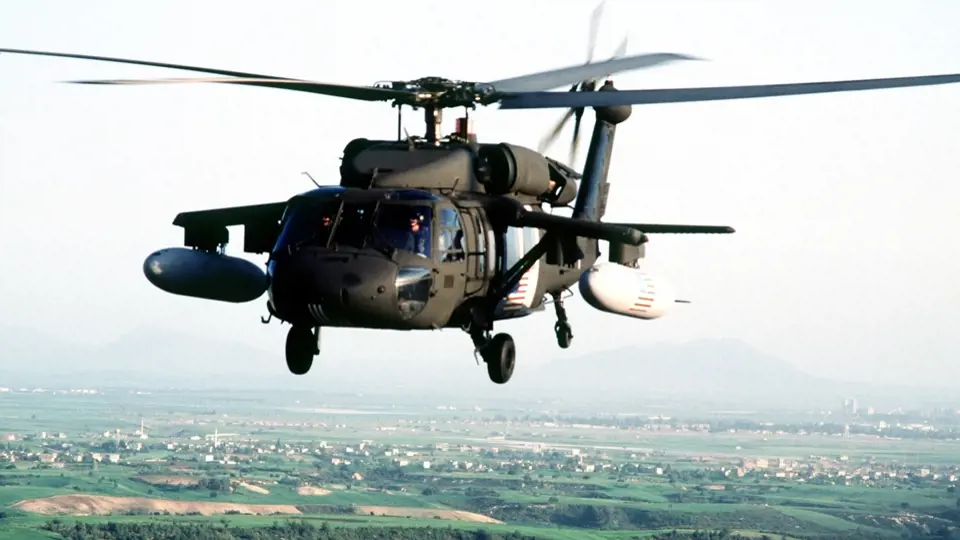 Vrtulník Black Hawk s přídavnými nádržemi - právě kvůli nim zaměnil pilot F-15 americké helikoptéry za irácké