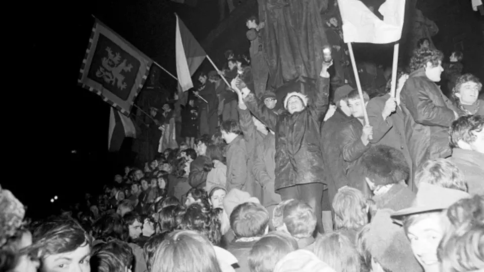 Pražané na Václavském náměstí oslavují výhru československých hokejistů nad týmem Sovětského svazu 4:3 na MS ve Stockholmu 28. března 1969.