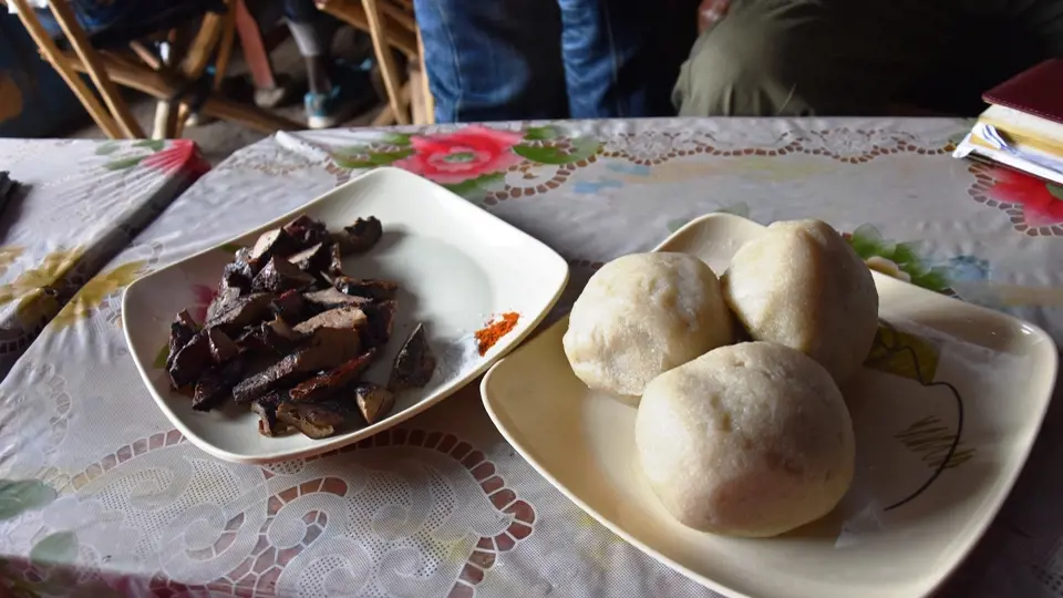 Z manioku se vyrábí fufu, což je nejčastější konžské jídlo a jí se téměř ke všemu. Mazlavá koule může být také z kukuřice. Ani v jedné variantě se ovšem nejedná o výživnou stravu.