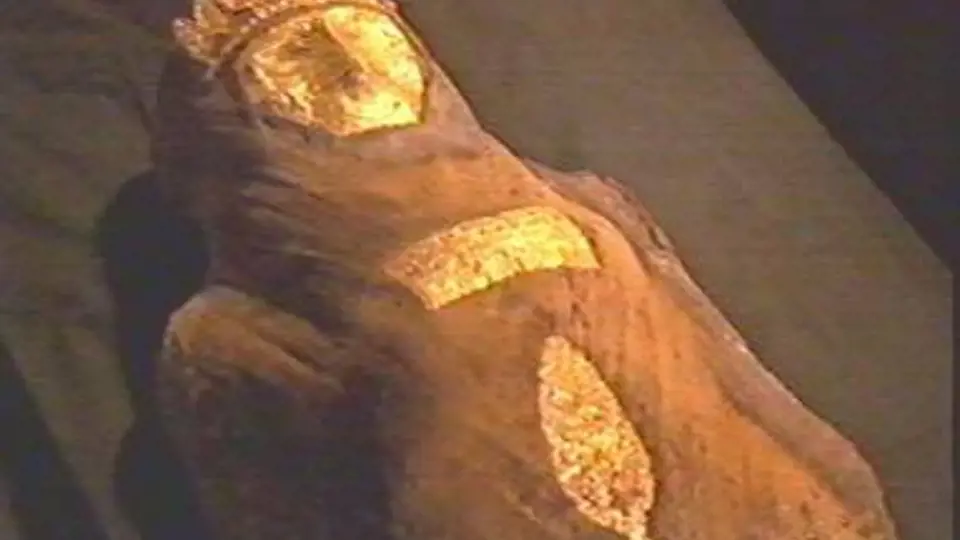 Mumie z Persie. V roce 2000 byla v Pákistánu objevena údajná mumie perské princezny stará prý 2600 let. Jenže se ukázalo, že odborně mumifikované tělo je staré pouhé dva roky a že žena zemřela násilnou smrtí. Šlo tedy o vraždu ze ziskuchtivosti.