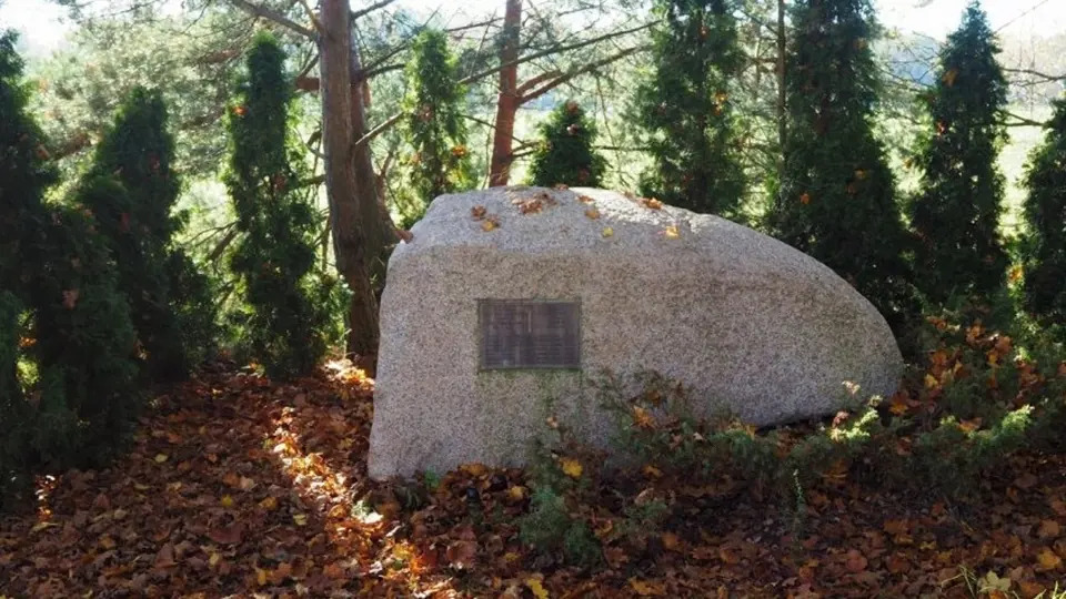 Ferdinand Korbel marně žádal, aby byl na místě vraždy zřízen památník. Sám proto přivezl tunový kámen, na který instaloval tabulku se jmény popravených