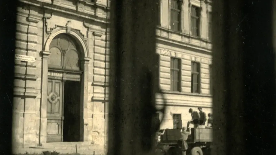 Vyklízení budovy gymnázia členy německé Hitlerovy mládeže o několik měsíců později po ukončení transportů, foto Josef Sedláček 1943