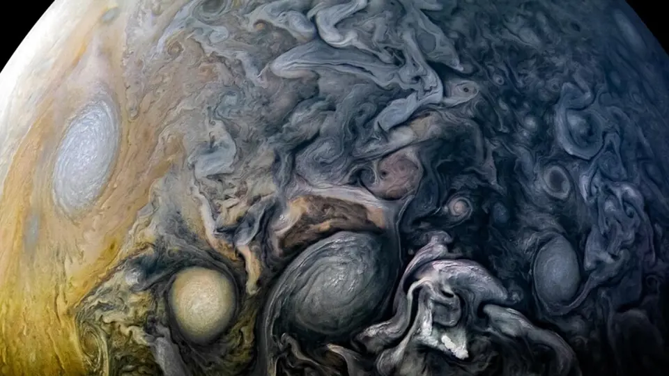Na snímku z kosmické sondy NASA nazývané Juno víří mraky na Jupiterově severní polokouli ve spletitých vzorech. Při zpracování vědec Kevin Gill pečlivě zarovnal surové snímky, které sonda Juno pořizuje, zatímco se otáčí dvakrát za minutu.
