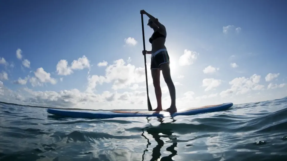 Žena na paddleboardu u Bahamských ostrovů