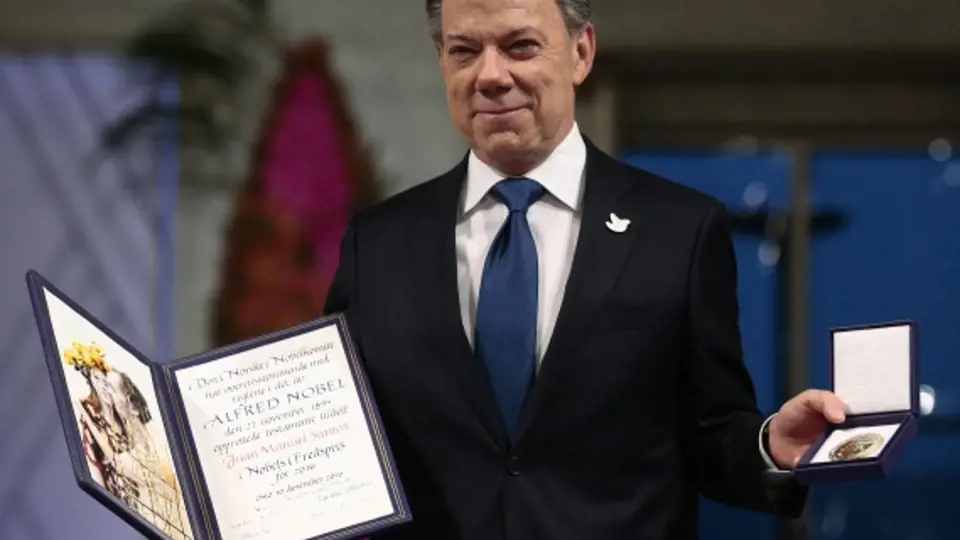 Bývalý kolumbijský prezident Juan Manuel Santos s Nobelovou cenou za mír.
