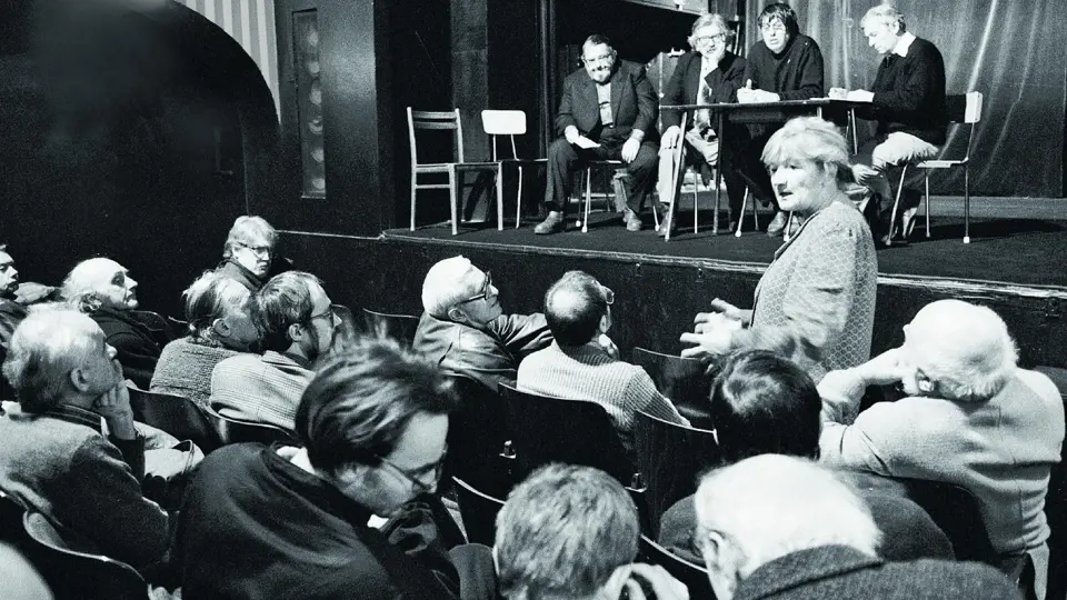 V pražském Divadle Na zábradlí se 30. listopadu 1989 sešli čeští spisovatelé, kteří byli v uplynulých dvaceti letech vyloučeni z literárního života. Na snímku spisovatelka Eva Kantůrková během svého vystoupení.