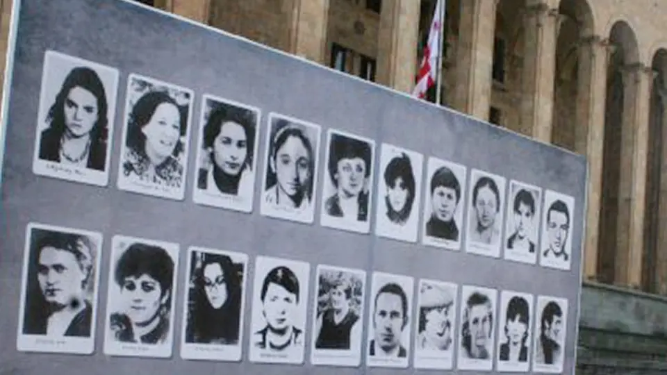 Záhy po masakru se v Tbilisi začaly objevovat vývěsky s tvářemi obětí