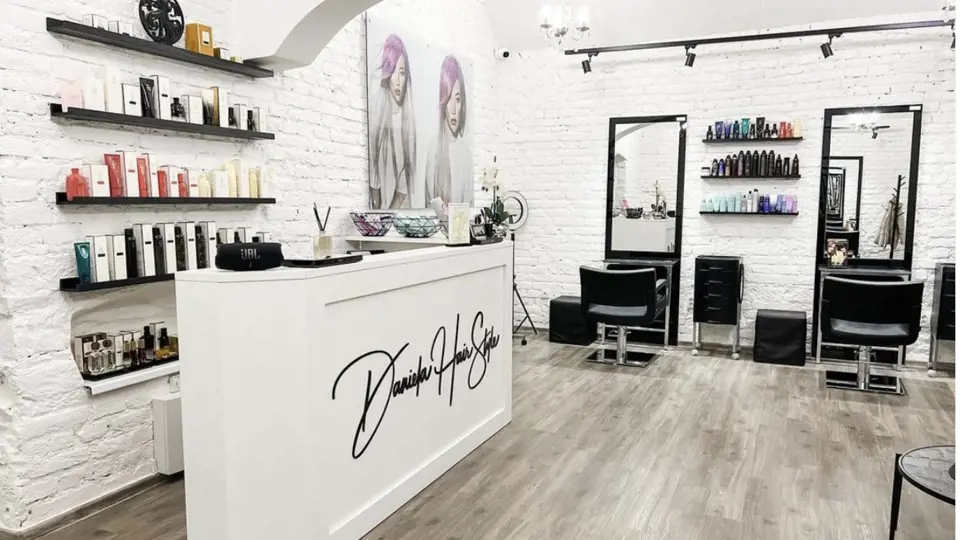 ČIštění vlasů systémem Malibu C můžete zažít například v salonu Daniela Hair Style v Praze.