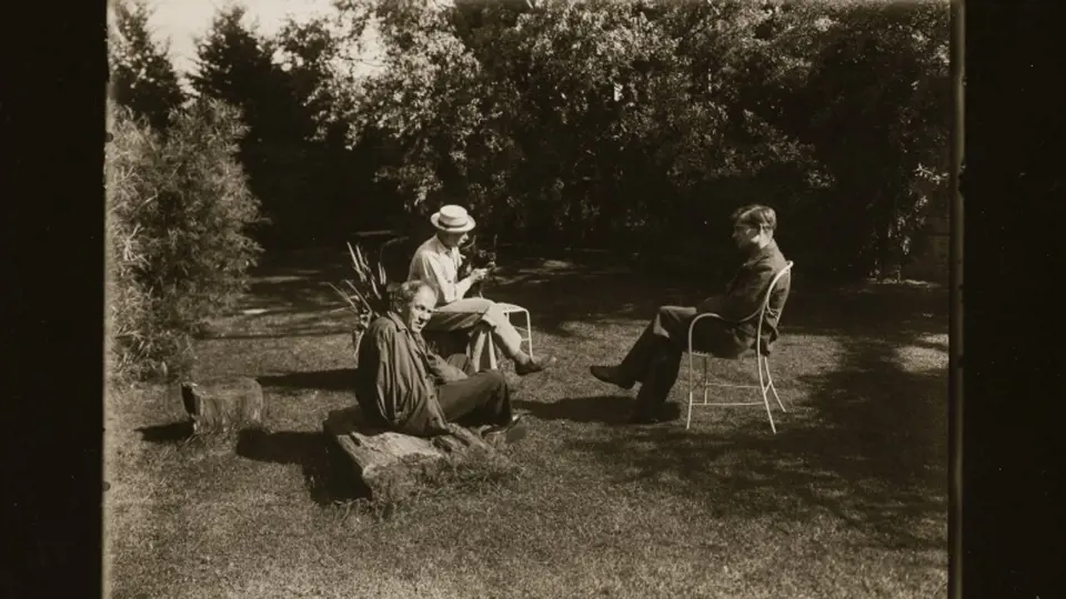 Otto Rothmayer, syn Jan a Josef Sudek na zahradě vily