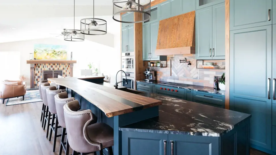 Nová kuchyně zaujme kombinací modré barvy a dřeva
