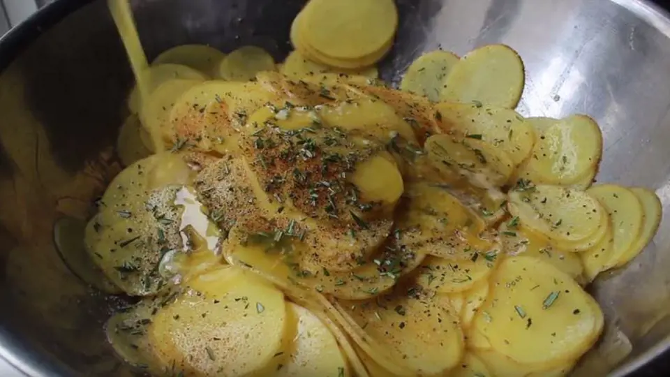 Okořeněné brambory polijte rozpuštěným máslem.