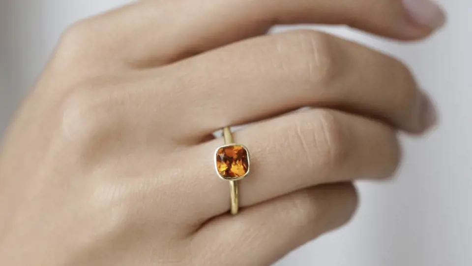 Zlatý prsten s hnědým kamenem