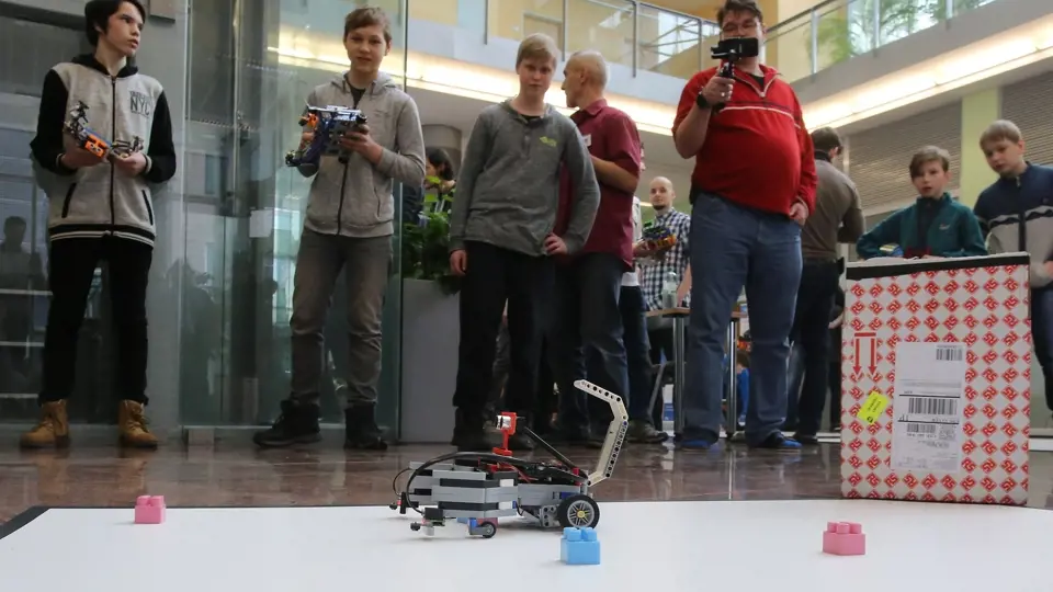 Soutěž malých robotů RoboGames na UTB ve Zlíně.