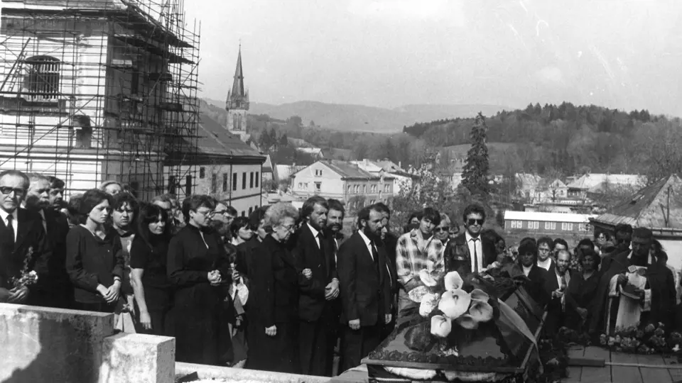 Pohřeb Pavla Wonky v květnu 1988 ve Vrchlabí. Zemřel 26. dubna 1988 za dosud nevyjasněných okolností v cele kriminálu v Hradci Králové, utýraný komunistickým aparátem