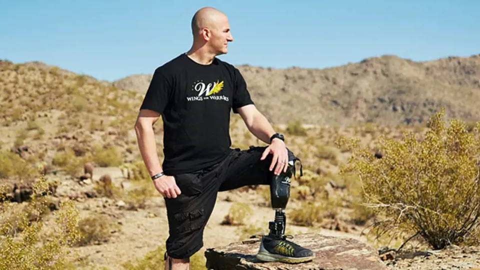 Anthonymu museli lékaři amputovat nohu. On nyní ale pomáhá mnoha jiným vojákům.