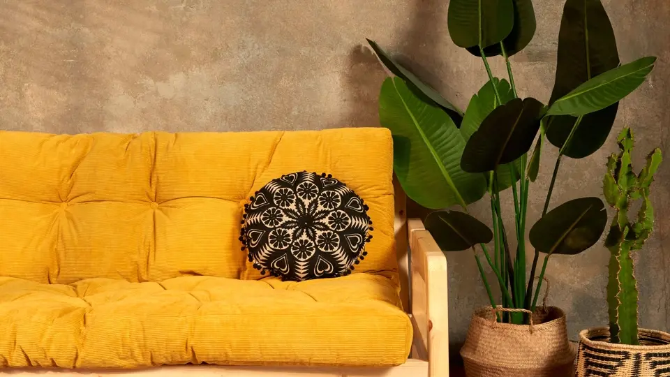 Vhodně zvolené materiály, textury i barvy dokážou oteplit interiér – a to nejen opticky.
