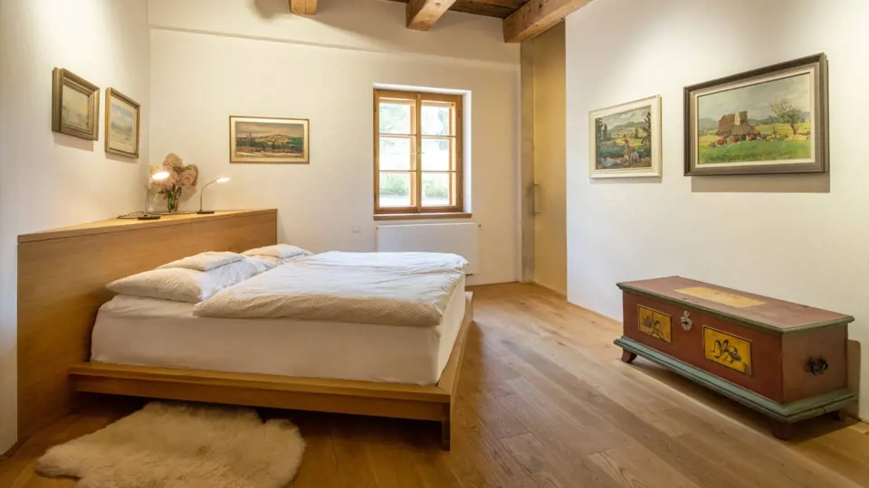 V ložnici majitelů je postel asymetricky umístěna v rohu, ložnice pro hosty v patře jsou vybaveny stylovým nábytkem.