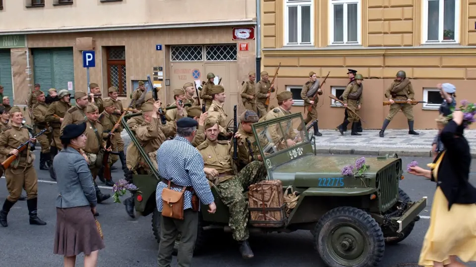 Po dvou hodinách je jasné, že válka skončila a lidé i barikádníci vítají sovětské vojáky. Protože tenkrát v květnu kvetly šeříky, staly se symbolem tehdejšího vítězství.