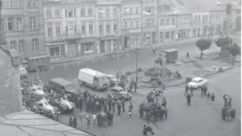 Snímek českolipského náměstí z budovy lékárny.