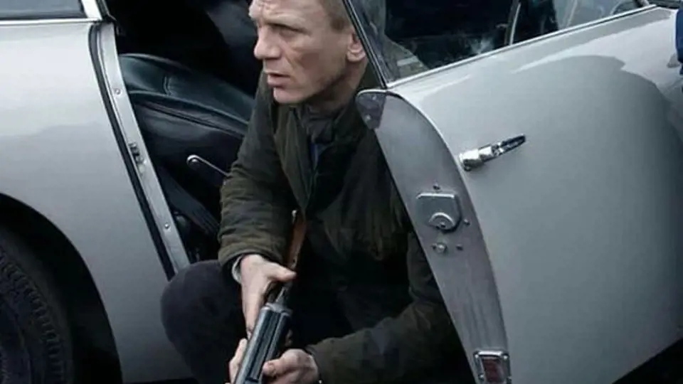Bond zapomíná zavírat dveře od auta.