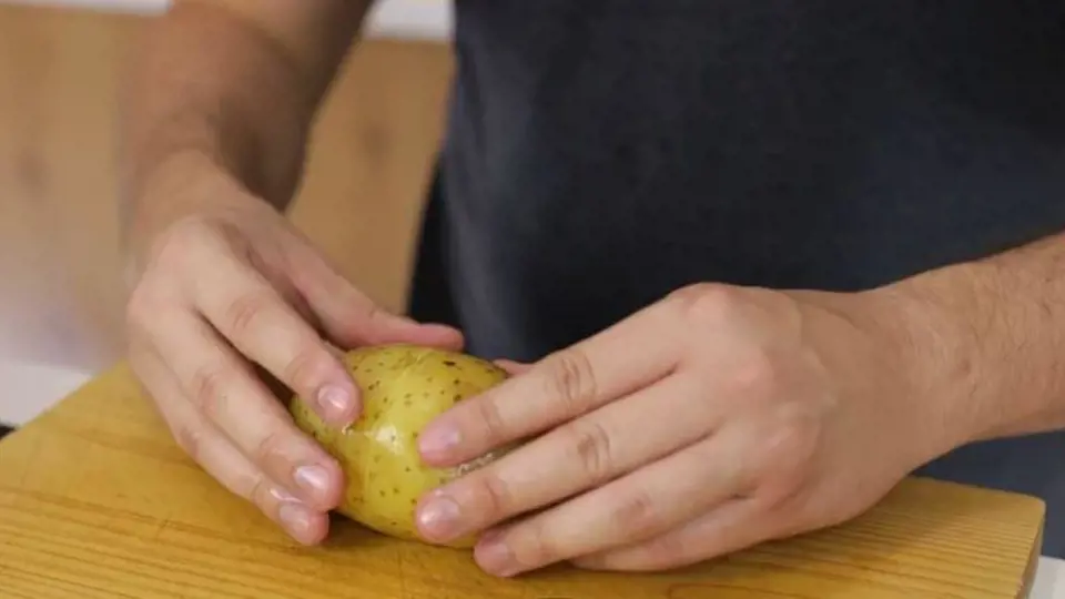 Tak a teď už stačí jen uchopyt bramboru na obou koncích a jemně prsty zatlačit.
