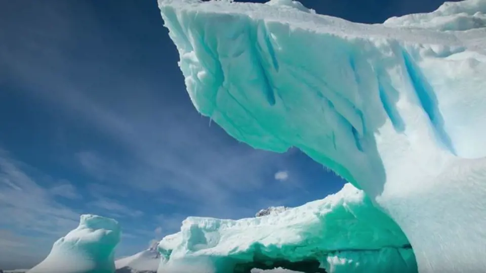 Antarktida – Tento kontinent z pochopitelných důvodů obývá jen hrstka vědců a sem tam nějaká ta cestovatelská výprava. V létě je tu od -10 do -40 stupňů, v zimě dokonce -40 až -80 stupňů celsia...