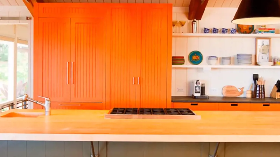 Druhá část kuchyně je vymalována do oranžové barvy.