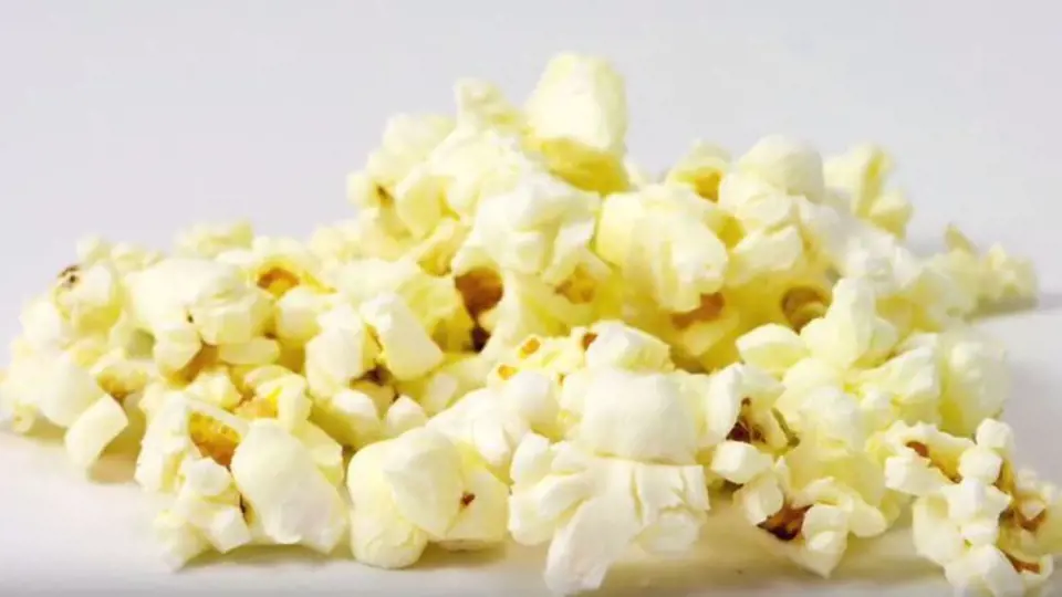 Popcorn do mikrovlnky v sobě obsahuje látku, která při pravidelné konzumaci může být tělu velmi škodlivá. Jsou známé případy, kdy lidé konzumovali doma připravený popcorn každý den a stálo je to život.