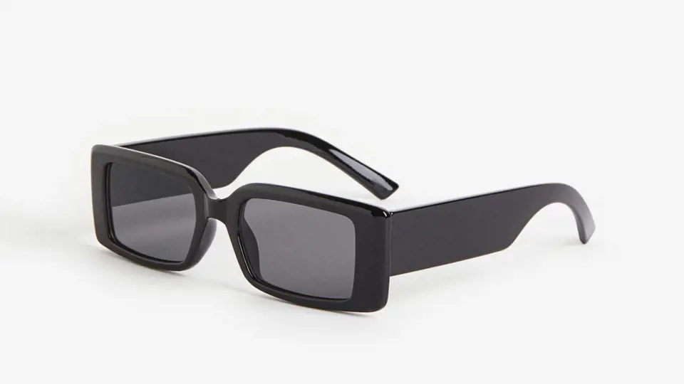 Obdelníkový design není out, naopak se jedná o moderní typ slunečních brýlí. 249 Kč