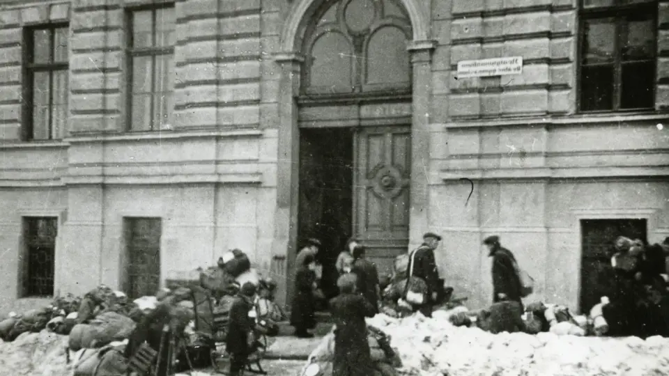 Židé přivážejí svá zavazadla k budově reálného gymnázia, kde bylo provedeno poslední třídění jejich osobních věcí, foto Vilibald Růžička 27. 1. 1943