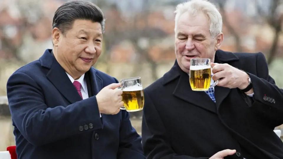 Prezident Miloš Zeman a jeho čínský protějšek Si Ťin-pching si na závěr Si Ťin-pchingovy návštěvy ČR připili pivem na terase Strahovského kláštera v Praze.