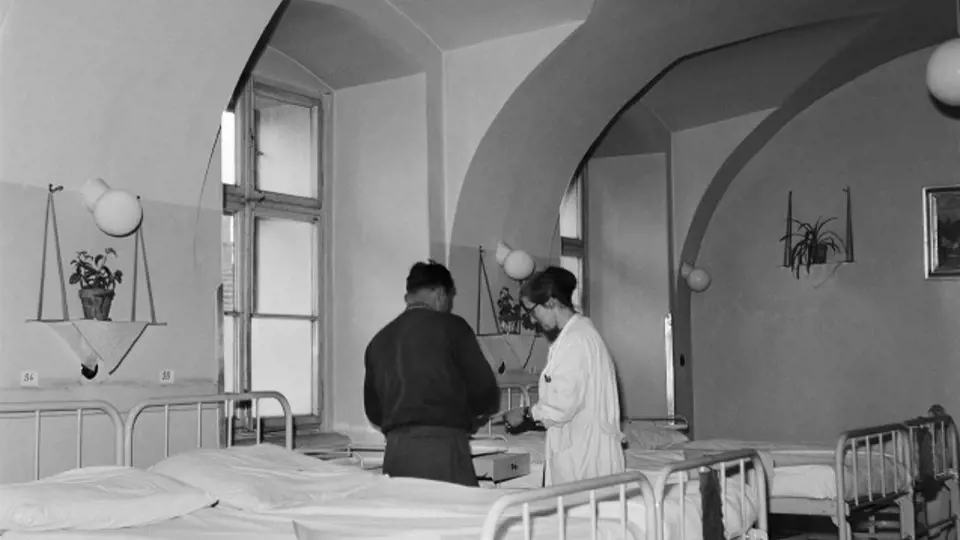 První záchytná stanice v Československu byla otevřena v roce 1951 v budově u pražského kostela sv. Apolináře, v níž již od roku 1948 fungovala protialkoholní léčebna