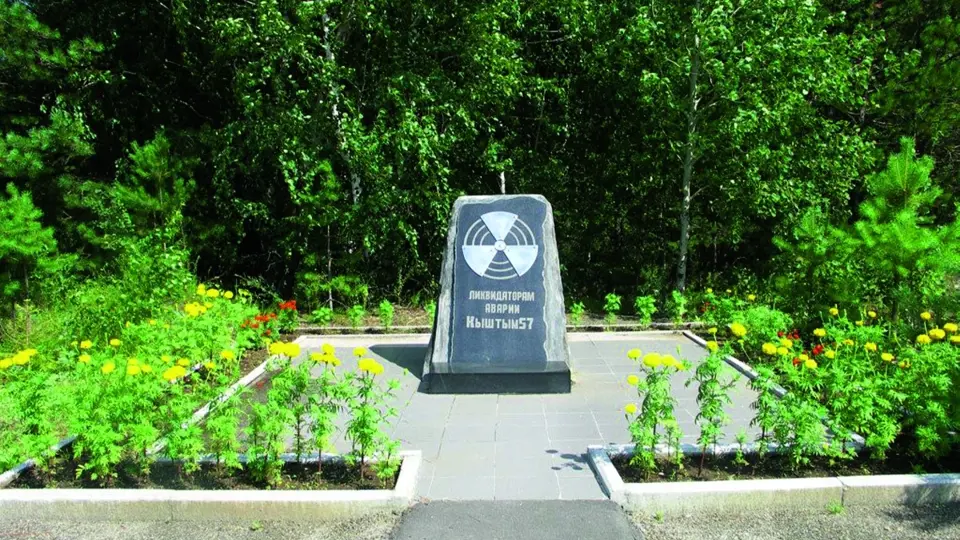 Obrovský výbuch připomíná malý památník s nápisem Kyštym 57. 