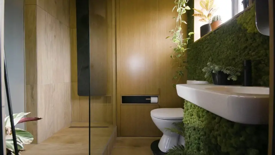 Vertikální zahrada v koupelně