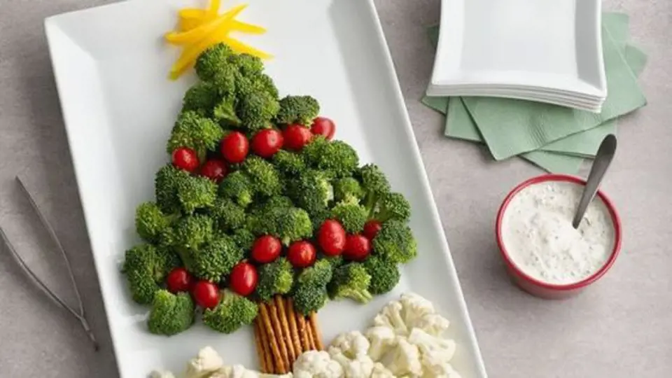 Pro ty z vás, kdo máte rádi obložené mísy, můžete z jídla vykouzlit vánoční stromeček. Z brokolice, rajčat a papriky.