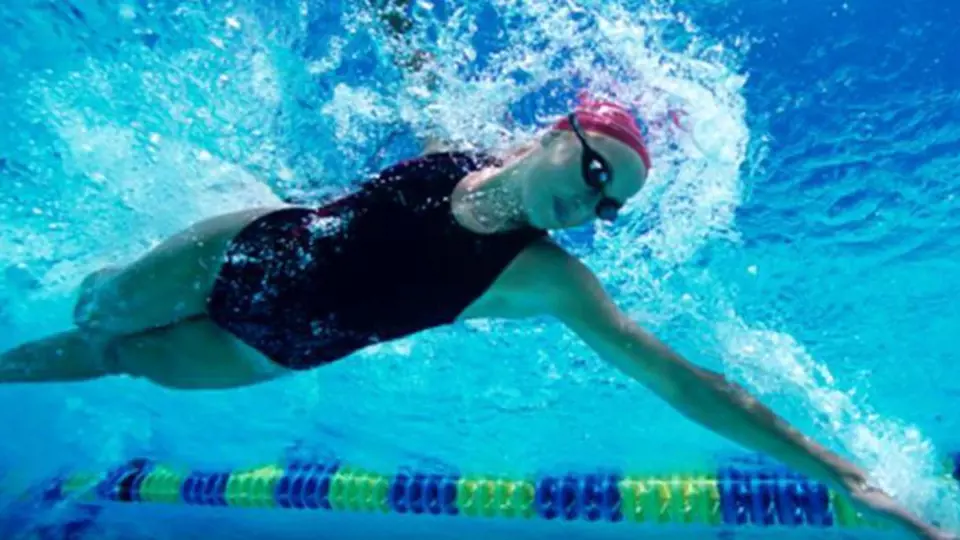 Plavání je ideální sport k posílení celého těla a zvláště prsního svalstva. Choďte plavat alespoň dvakrát týdně.
