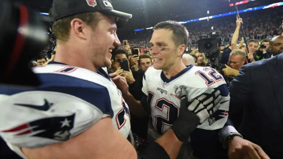Tom Brady (vpravo) oslavuje s Patriots triumf v Super Bowlu.