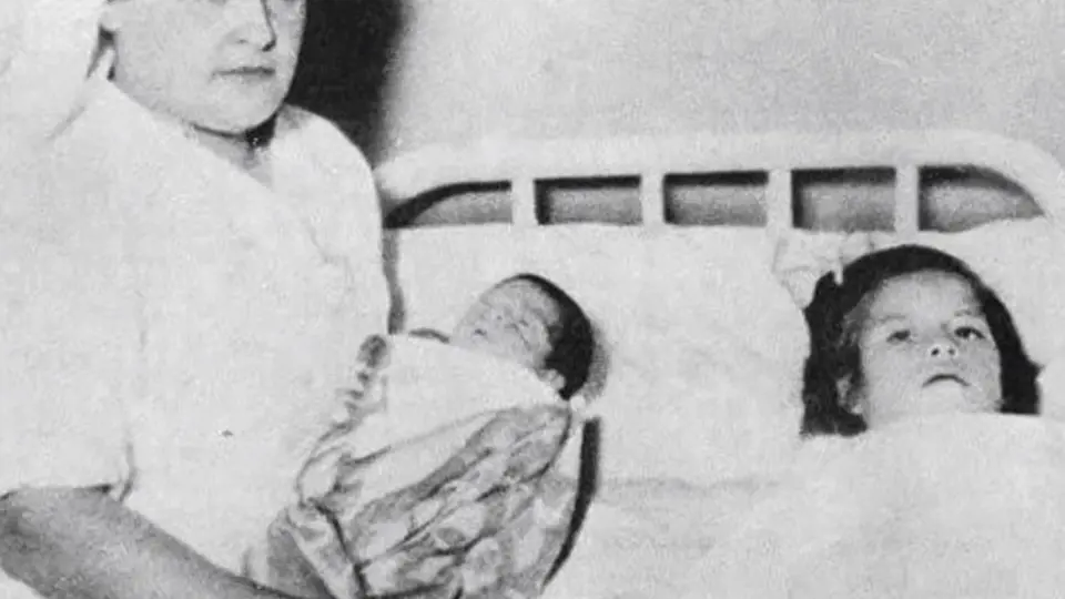 Lina Medina (vpravo) v porodnici se svým synem, kterého drží zdravotní sestřička