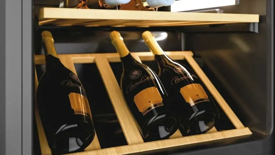 Volně stojící vinotéka řady DiVino CWC 200 EELWN má kapacitu 81 lahví, přičemž spodní police je záměrně nakloněná, určená na větší lahve, například šampaňské, cena 15 490 Kč.