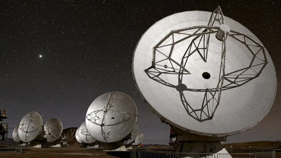 Radioteleskopy ALMA v noci.