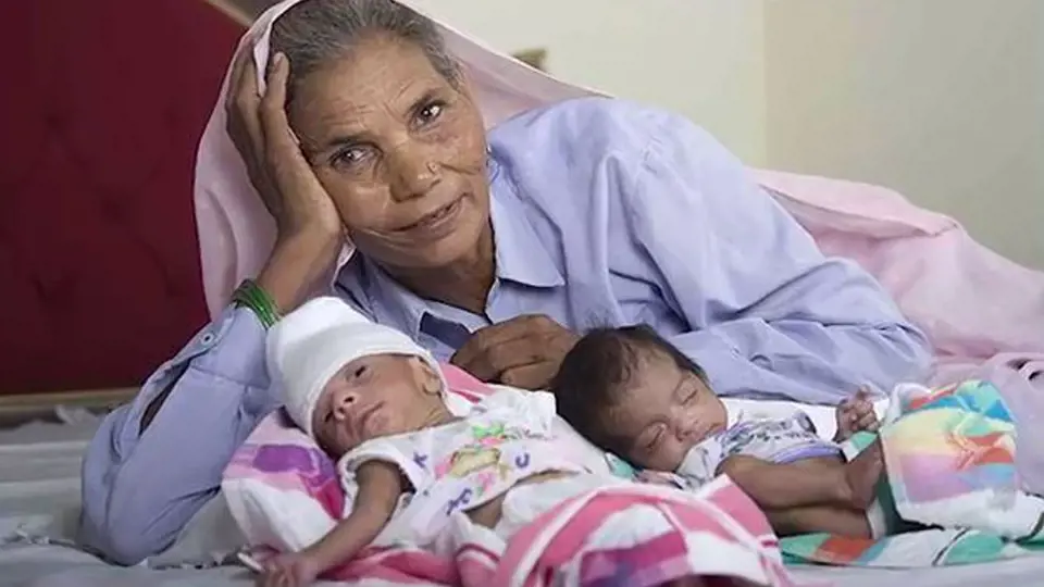 Omkari tedy podstoupila umělé oplodnění a porodila svému 77letému muži dvojčata - holčičku a konečně také chlapečka.