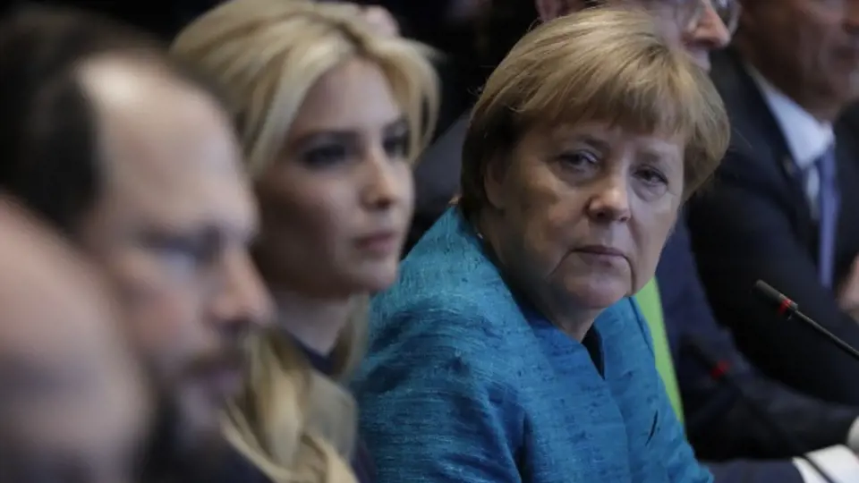Angela Merkelová (vpravo) vedle dcery Donalda Trumpa Ivanky.