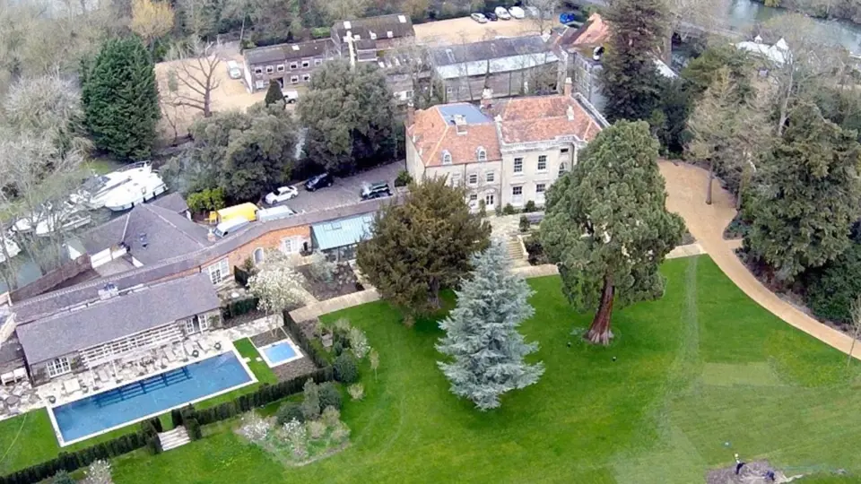 Dům George Clooneyho se nachází na venkově ve Velké Británii, zhruba padesát kilometrů proti proudu Temže od Londýna. Lokalitě se říká Sonning Eye a je na Oxfordshire.
