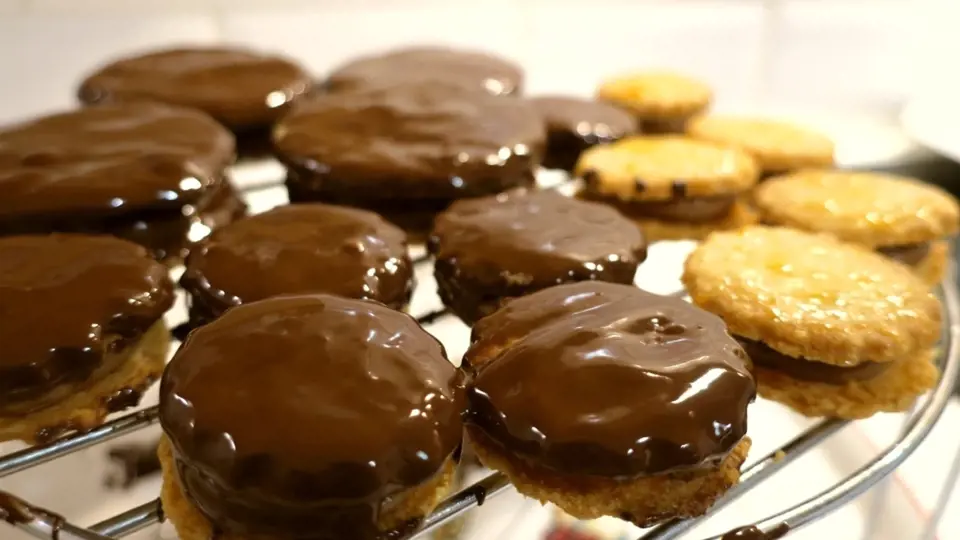 Išlské dortíčky - potírání čokoládovou polevou