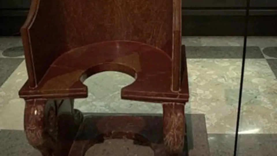 Stolička, na které prý bylo papežům kontrolováno pohlaví