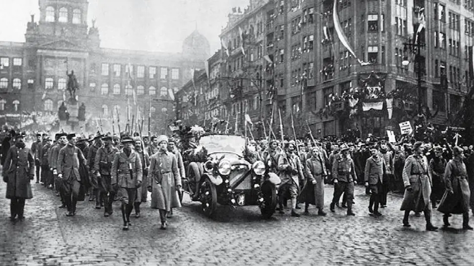 legionáři pochodují Prahou, listopad 1918