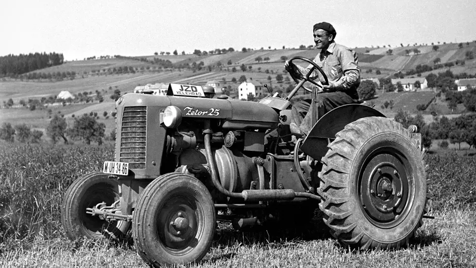 V roce 1946 se rozjela sériová výroba traktoru Zetor Z-25. Za kolektivizace první model ve velkém odebírala jednotná zemědělská družstva včetně JZD z Velehradu na Uherskohradišťsku, jak dokazuje archivní snímek.
