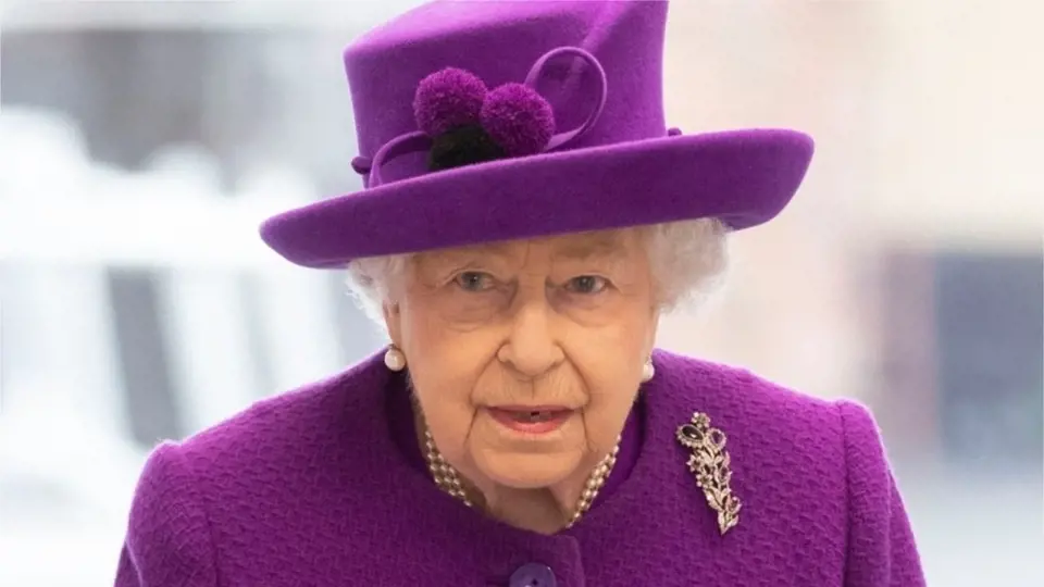 Zdá se, že královna svému vnukovi nemůže odpustit, jak ji i její blízké veřejně pranýřoval v médiích. 